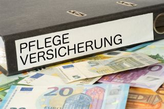 Foto: Ordner für Pflegeversicherung und Geldscheine